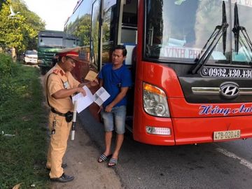 Trạm CSGT Phú Lộc, thuộc Phòng CSGT Công an tỉnh Thừa Thiên - Huế tăng cường kiểm tra các phương tiện giao thông qua địa bàn /// Ảnh: Văn Hùng