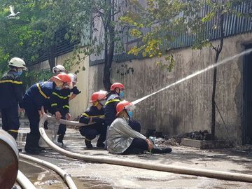 Cháy cực lớn kèm nhiều tiếng nổ ở kho hóa chất tại Hà Nội - ảnh 1