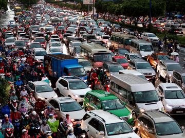 Mưa trắng trời, nước ngập gần nửa mét: Người Sài Gòn chật vật trong biển nước - ảnh 9