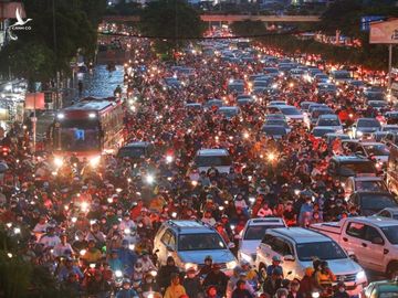 Người Sài Gòn chôn chân trong mưa lớn, ô tô, xe máy không nhúc nhích, giao thông hỗn loạn - Ảnh 12.