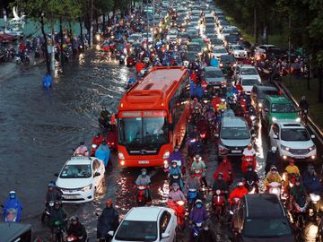 Mưa trắng trời, nước ngập gần nửa mét: Người Sài Gòn chật vật trong biển nước - ảnh 11