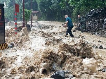 Mưa lũ kinh hoàng tàn phá Trung Quốc - ảnh 3