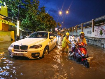 Người Sài Gòn chôn chân trong mưa lớn, ô tô, xe máy không nhúc nhích, giao thông hỗn loạn - Ảnh 7.