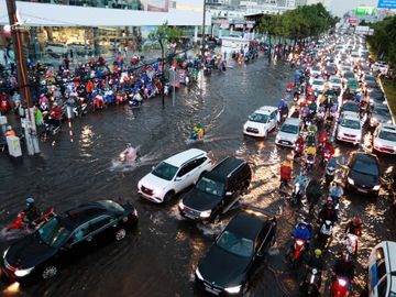 Mưa trắng trời, nước ngập gần nửa mét: Người Sài Gòn chật vật trong biển nước - ảnh 1