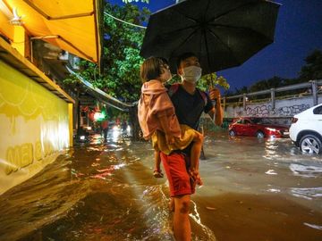 Người Sài Gòn chôn chân trong mưa lớn, ô tô, xe máy không nhúc nhích, giao thông hỗn loạn - Ảnh 11.