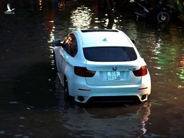 Mưa trắng trời, nước ngập gần nửa mét: Người Sài Gòn chật vật trong biển nước - ảnh 10