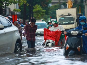 Người Sài Gòn chôn chân trong mưa lớn, ô tô, xe máy không nhúc nhích, giao thông hỗn loạn - Ảnh 1.