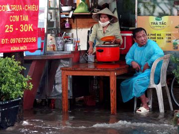 Mưa trắng trời, nước ngập gần nửa mét: Người Sài Gòn chật vật trong biển nước - ảnh 6