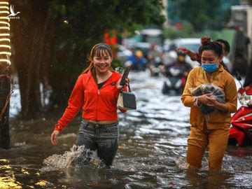 Người Sài Gòn chôn chân trong mưa lớn, ô tô, xe máy không nhúc nhích, giao thông hỗn loạn - Ảnh 4.