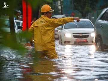 Người Sài Gòn chôn chân trong mưa lớn, ô tô, xe máy không nhúc nhích, giao thông hỗn loạn - Ảnh 10.