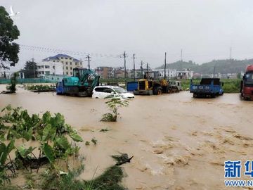 Mưa lũ kinh hoàng tàn phá Trung Quốc - ảnh 7