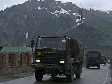 Xe quân sự của Ấn Độ trên cao tốc Srinagar-Leh, gần biên giới với Trung Quốc, ngày 28/5. Ảnh: AFP.