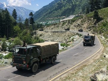 Xe quân sự Ấn Độ trên đường tới thị trấn Leh, vùng Ladakh, ngày 17/6. Ảnh: AFP.