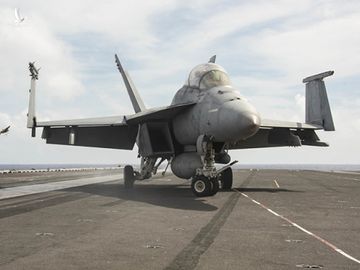 Tiêm kích F/A-18F Super Hornet chuẩn bị cất cánh từ tàu sân bay USS Ronald Reagan trên biển Biển Philippine, ngày 21/6. Ảnh: US Navy.