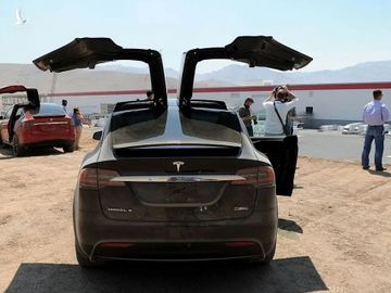 Một chiếc Tesla Model X. Ảnh: Reuters