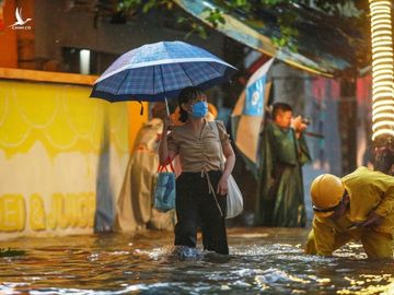 Người Sài Gòn chôn chân trong mưa lớn, ô tô, xe máy không nhúc nhích, giao thông hỗn loạn - Ảnh 5.