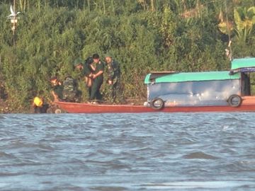 Hà Nội: Trục vớt bom dưới sông Hồng dài 1,6 mét, nằm cách cầu Long Biên gần 1km - Ảnh 7.