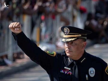 Cảnh sát trưởng thành phố Houston Art Acevedo giơ nắm tay trong lễ đưa tang George Floyd tại bang Texas hôm 9/6. Ảnh: Reuters.