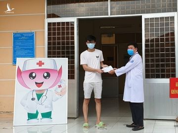 Bệnh nhân tại Bệnh viện Đa khoa Sa Đéc, tỉnh Đồng Tháp, được trao giấy chứng nhận khỏi Covid-19. Ảnh do bệnh viện cung cấp.