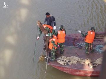 Phát hiện vật thể lạ nghi bom gần cầu Long Biên, đóng 1 luồng chạy tàu - 1