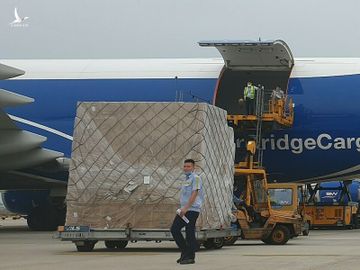 Một kiện hàng khẩu trang y tế đang được đưa lên máy bay của AirBridge Cargo Airlines. Ảnh: ITL