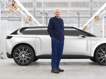 Tỷ phú James Dyson và chiếc xe điện do chính ông cùng đội thiết kế của mình chế tạo. Ảnh: Autocar