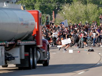 Chiếc xe bồn lao vào đám đông biểu tình ở Minneapolis /// Reuters