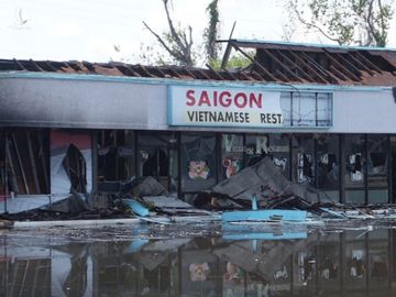 Nhà hàng Saigon Bay, thành phố Tampa, Florida, bị thiêu rụi trong cuộc bạo loạn đêm 30/5. Ảnh: Tampa Bay Times