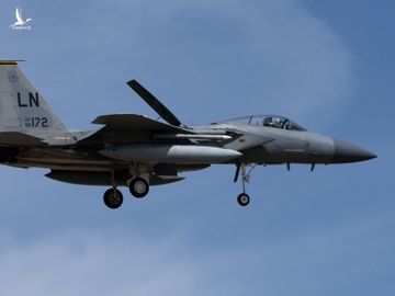 Tiêm kích F-15C Mỹ hạ cánh xuống căn cứ Lakenheath hôm 2/6. Ảnh: USAF.