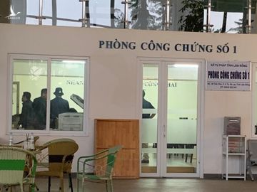 Cơ quan chức năng khám xét nơi NỮ trưởng phòng Hành chính Tư pháp làm việc /// Lâm Viên