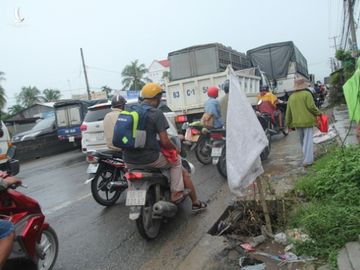 Công trình giao thông của bộ gây kẹt xe, địa phương đề nghị làm nhanh - Ảnh 2.