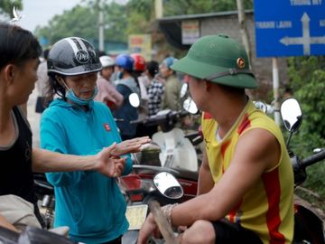 Lốc xoáy sập xưởng gỗ, công nhân phủ rác lên người để tránh tôn cứa - Ảnh 12.