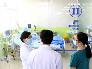 Bệnh nhân phi công người Anh vẫy tay chào bác sĩ - Ảnh 3.