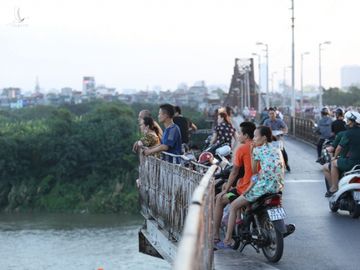 Hà Nội: Trục vớt bom dưới sông Hồng dài 1,6 mét, nằm cách cầu Long Biên gần 1km - Ảnh 5.