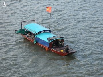 Hà Nội: Trục vớt bom dưới sông Hồng dài 1,6 mét, nằm cách cầu Long Biên gần 1km - Ảnh 1.