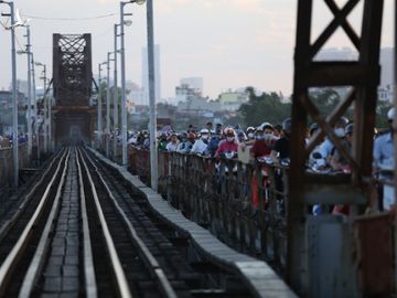 Hà Nội: Trục vớt bom dưới sông Hồng dài 1,6 mét, nằm cách cầu Long Biên gần 1km - Ảnh 6.