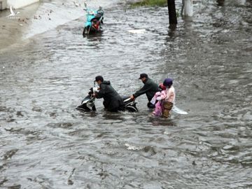 Mưa như trút đúng giờ tan tầm, người dân TP.HCM lại ‘bơi’ giữa điểm ngập - Ảnh 2.