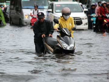 Mưa như trút đúng giờ tan tầm, người dân TP.HCM lại ‘bơi’ giữa điểm ngập - Ảnh 3.