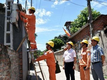 Kiểm tra ghi chỉ số công tơ điện tại huyện Mê Linh (Hà Nội) ngày 26/6. Ảnh: Minh Hà