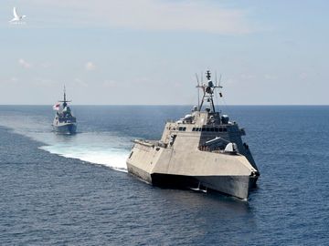 Tàu tác chiến cận bờ USS Gabrielle Giffords (phải) và tàu hộ tống RSS Steadfast (Singapore) trên Biển Đông, ngày 27.5.2020 /// Hải quân Mỹ