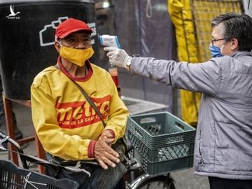 Một người đàn ông được đo thân nhiệt tại khu chợ ở thủ đô Mexico City của Mexico hôm 22/6. Ảnh: AFP.