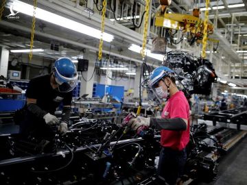 Ngành công nghiệp ô tô bị gián đoạn vì chuỗi cung ứng toàn cầu trong đại dịch. Trên đây là hình ảnh tại một nhà máy sản xuất tại Nhật Bản. Ảnh: Reuters.