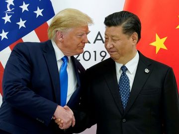 Tổng thống Mỹ Trump, trái và Chủ tịch Trung Quốc Tập Cận Bình tại hội nghị G20 ở Nhật Bản năm 2019. Ảnh: Reuters.