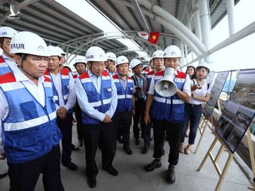 Phó Thủ tướng đi xuyên lòng đất hơn 1 km thị sát tuyến metro số 1 - ảnh 4