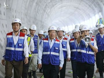 Phó Thủ tướng Phạm Bình Minh (giữa) cùng đoàn công tác thị sát tuyến metro số 1 của TP.HCM /// Ảnh: Ngọc Dương