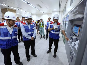 Phó Thủ tướng đi xuyên lòng đất hơn 1 km thị sát tuyến metro số 1 - ảnh 9