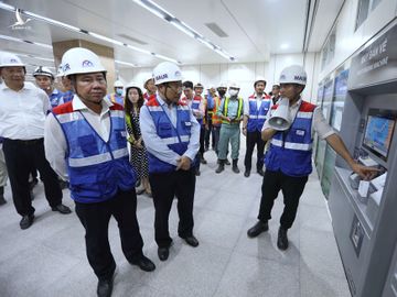 Phó Thủ tướng đi xuyên lòng đất hơn 1 km thị sát tuyến metro số 1 - ảnh 8