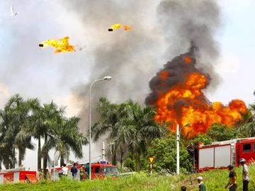 Ảnh: Cháy dữ dội kho hóa chất ở Long Biên, thùng phuy phát nổ bay cao hàng chục mét - Ảnh 1.