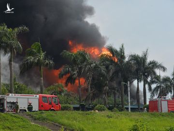 Ảnh: Cháy dữ dội kho hóa chất ở Long Biên, thùng phuy phát nổ bay cao hàng chục mét - Ảnh 2.