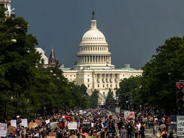 Người biểu tình tuần hành về phía Nhà Trắng hôm 6/6. Ảnh: Reuters.